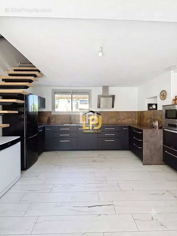 Maison familiale T4 entièrement rénovée au cœur d'Auterive – 110 m² – Jardin, terrasse et stationnements - photo 2