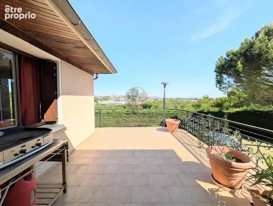 Opportunité rare à Saint-Genis-Laval   Maison avec vue Lyon & fort potentiel - Terrain de 2000m2 - photo 7