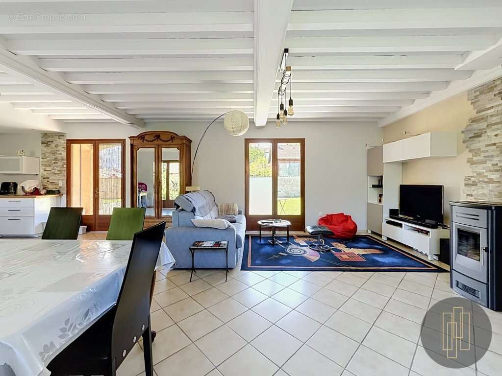 Villefranche Centre - Maison de 140 m² avec 4 chambres, grand séjour, garage dépendances et jardin 1 112 m² - photo 6