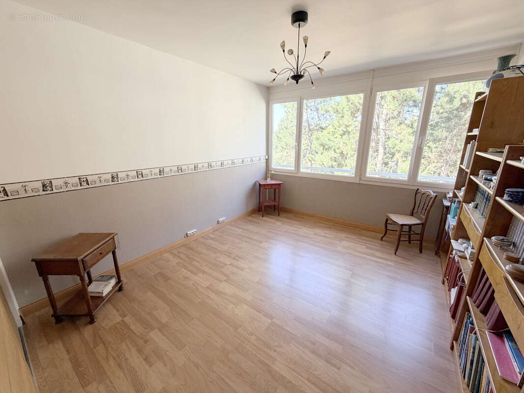 Reims - Appartement 4 pièces avec balcon et place de parking en sous sol - photo 9
