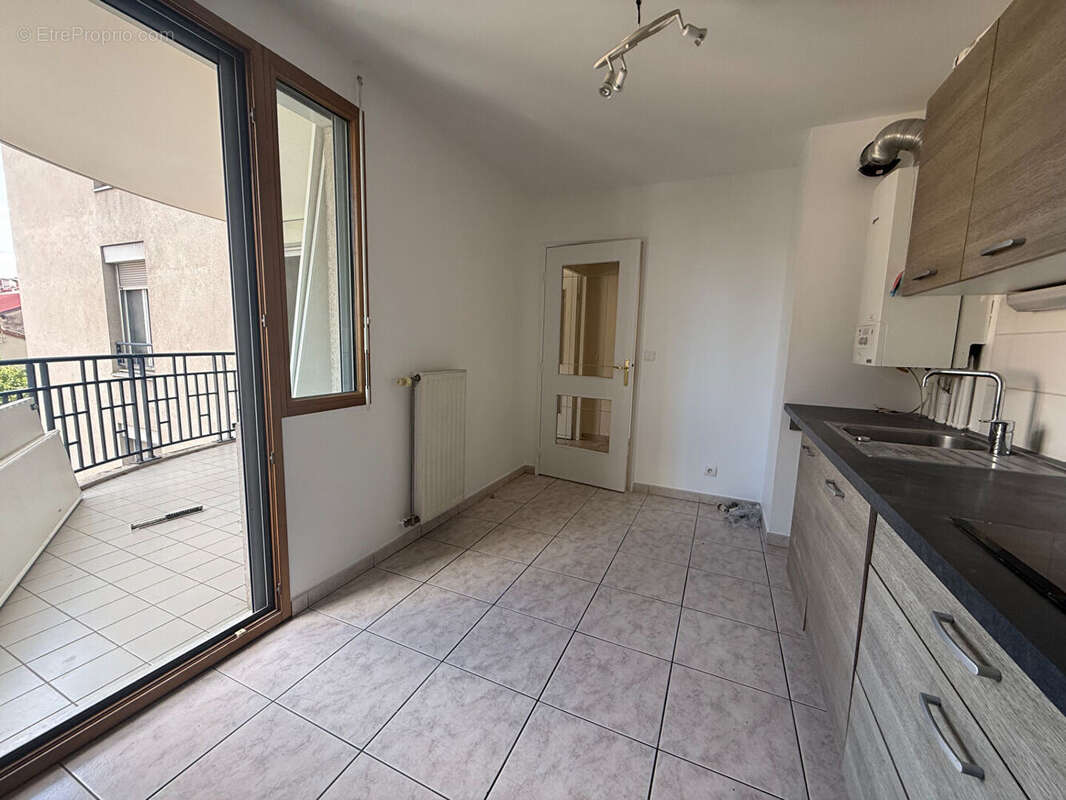 Appartement T3 Villeurbanne Gratte ciel, balcon à vivre, cuisine équipée, rénové, possibilité garage, DPE C - photo 5