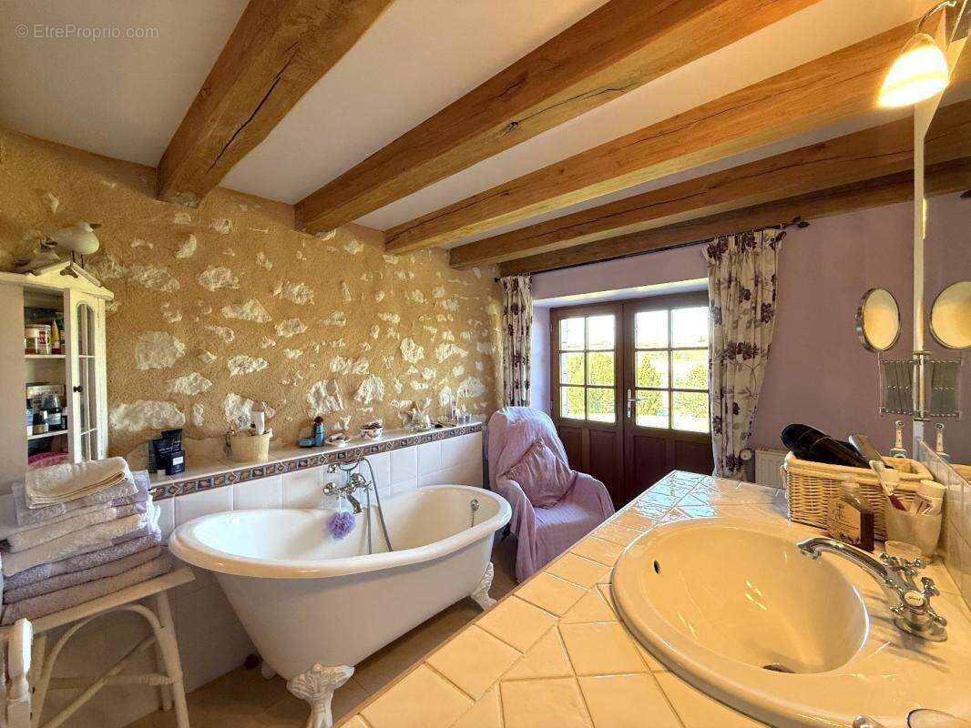 Maison à NANTEUIL-AURIAC-DE-BOURZAC