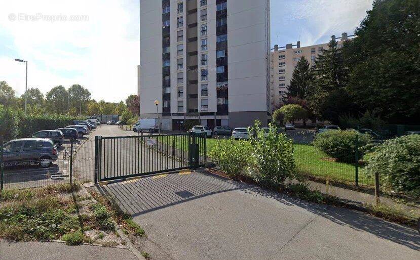 Parking à LE PONT-DE-CLAIX