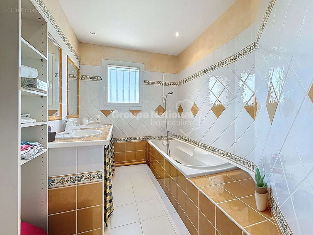 Maison à FONTVIEILLE