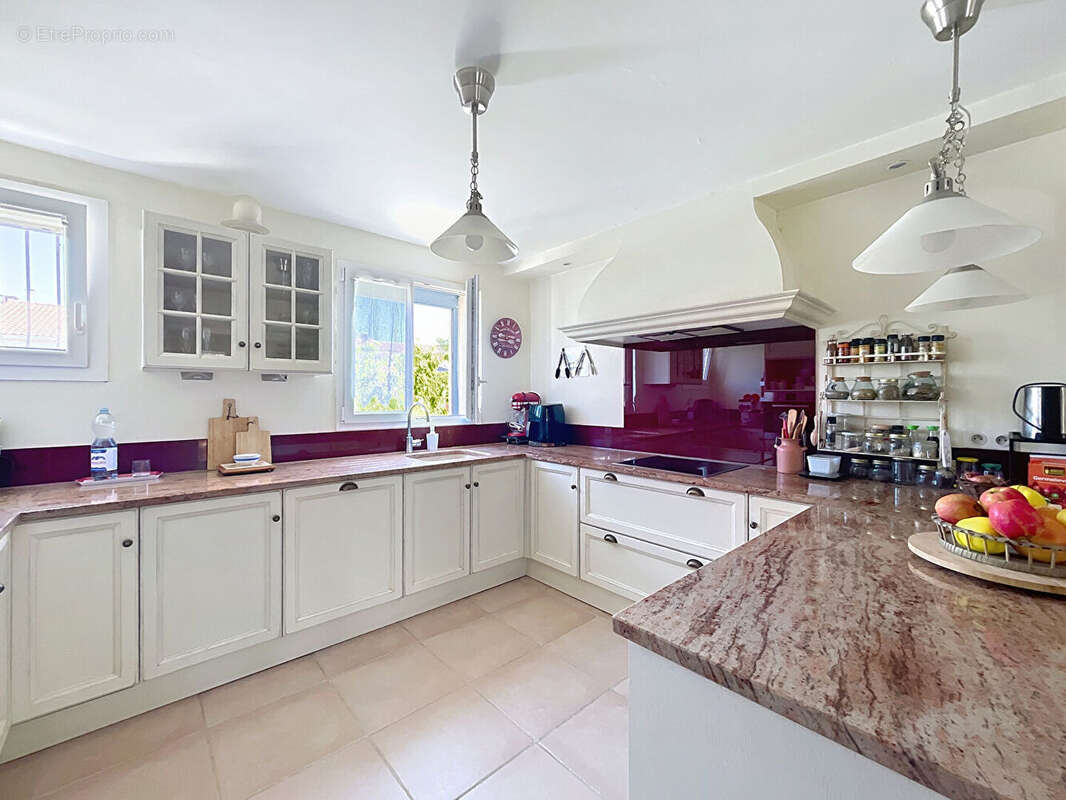 Maison à LE PUY-SAINTE-REPARADE