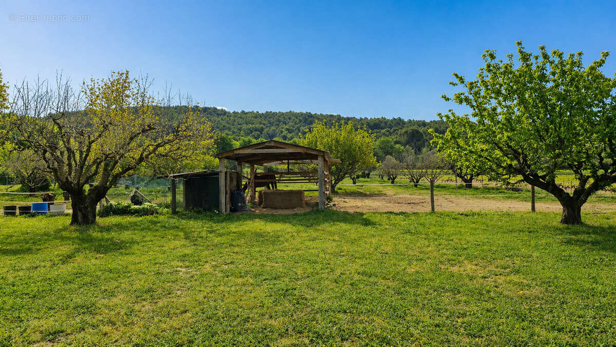 Maison à LA ROQUE-SUR-PERNES