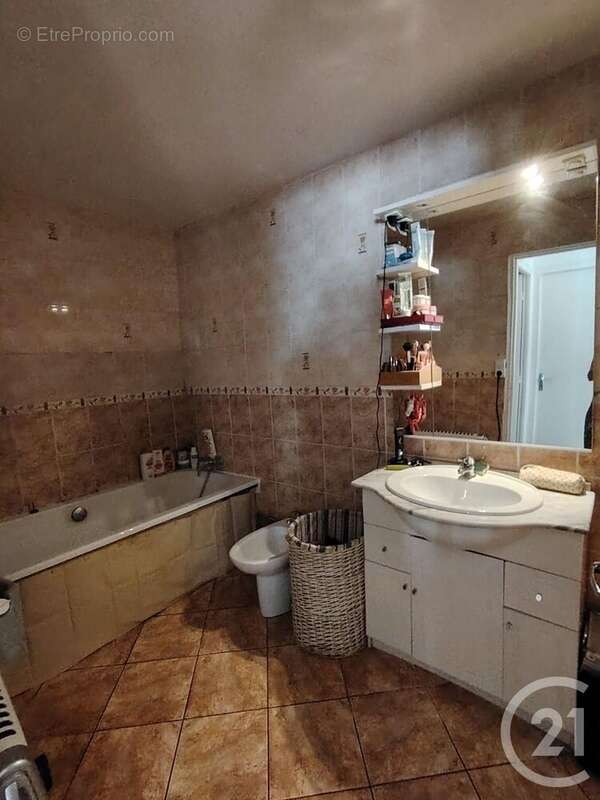 Maison à ESCOLIVES-SAINTE-CAMILLE