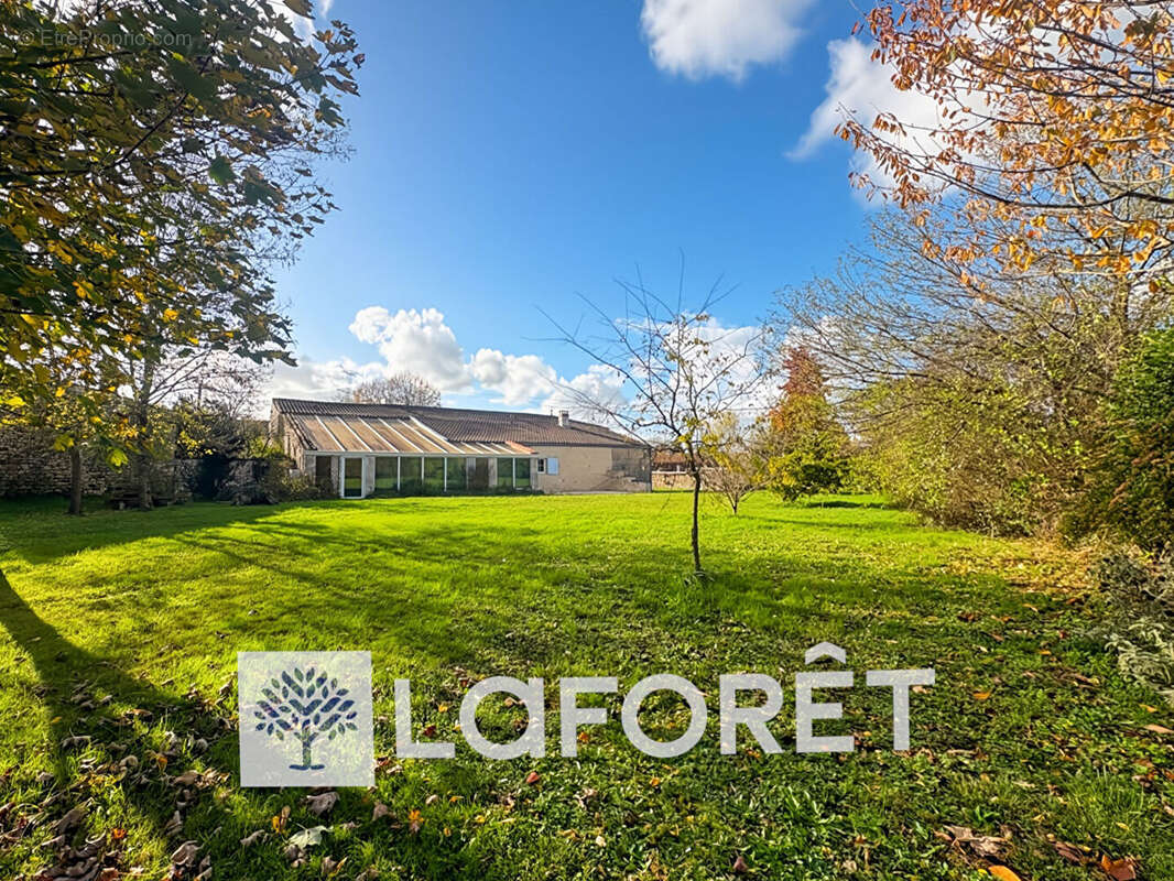 Maison à SAINT-GENIS-DE-SAINTONGE