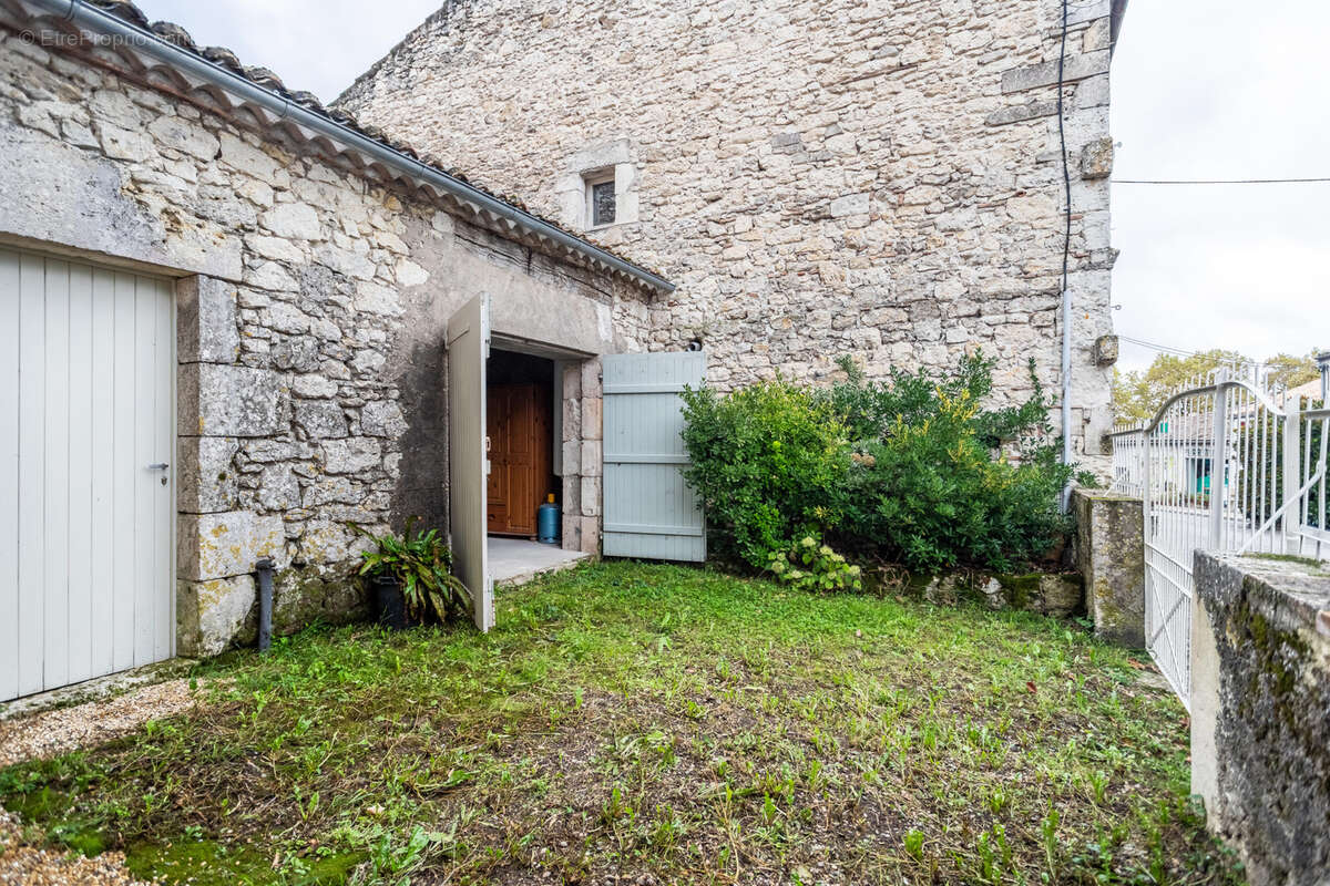 Maison de village avec jardin et garage - photo 6