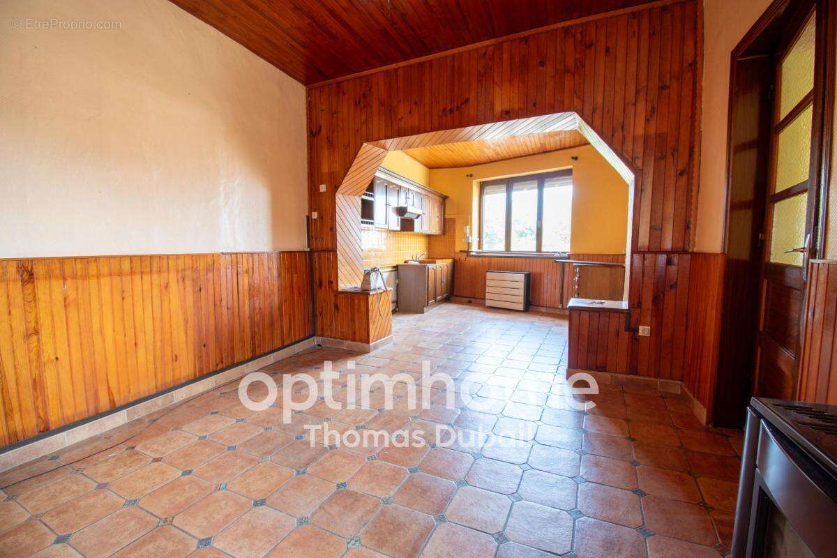 Maison divisée en deux logements avec garage et jardin - photo 3