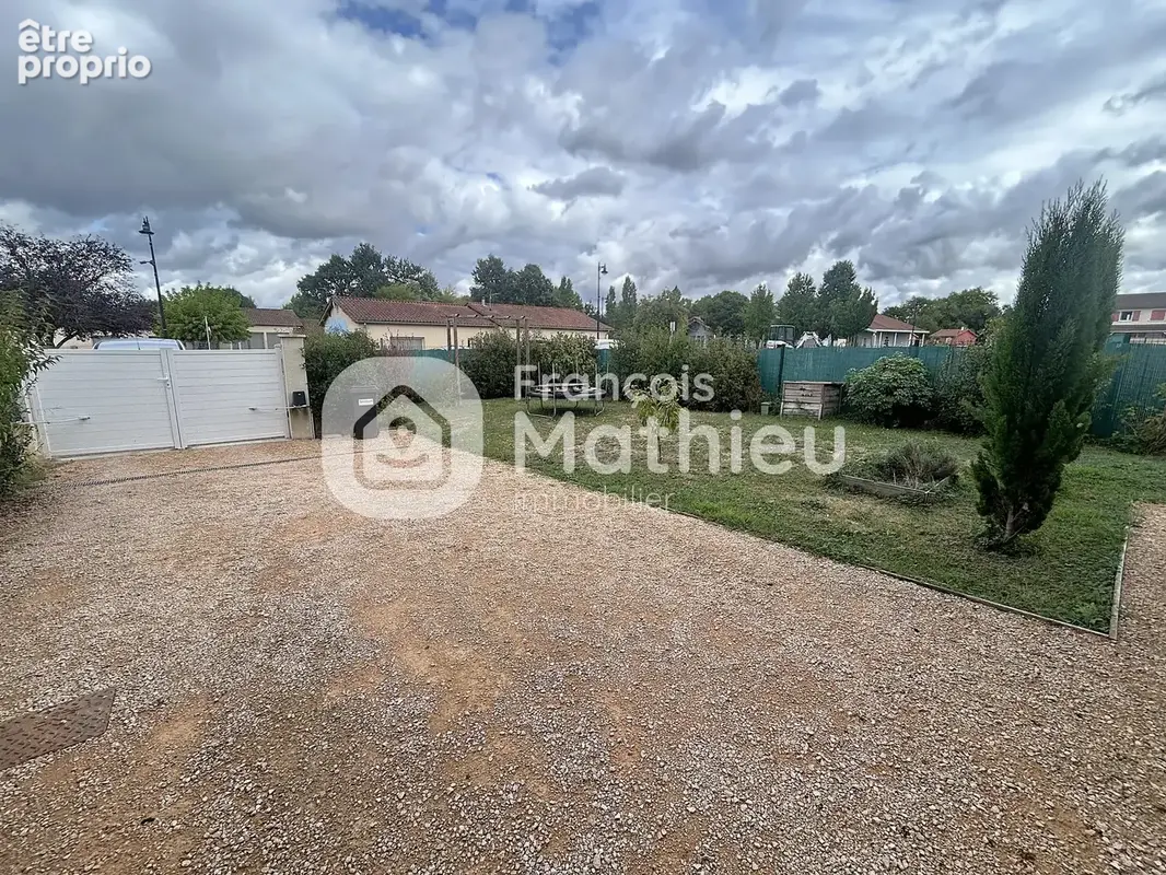 Francheleins - Maison T5 d'environ 165m2 (197 m2 au sol) avec jardin. - photo 17
