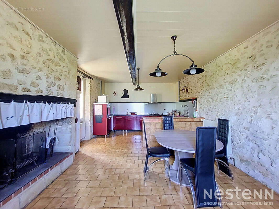 A Vendre Maison en pierre rénovée avec dépendances sur plus de 6 600 m² à Saint-Puy - photo 2