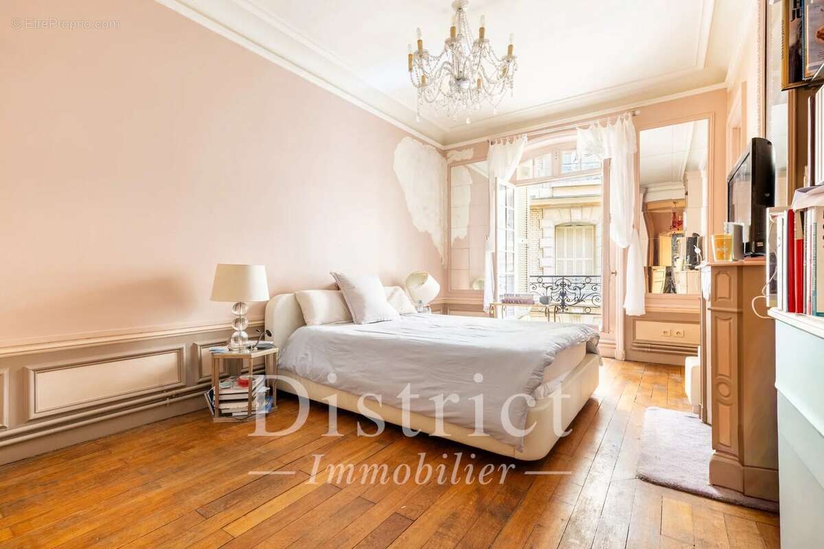 Appartement à PARIS-16E
