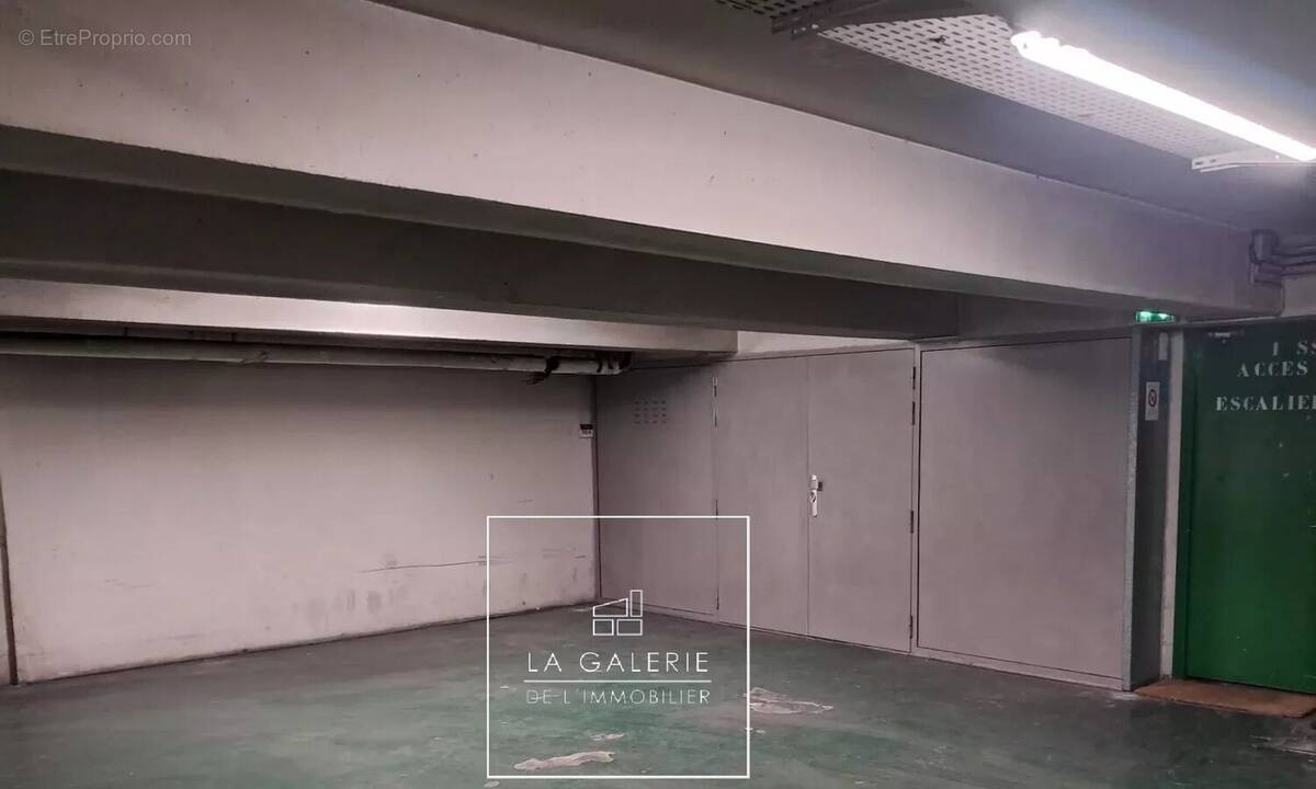 Parking à PARIS-16E