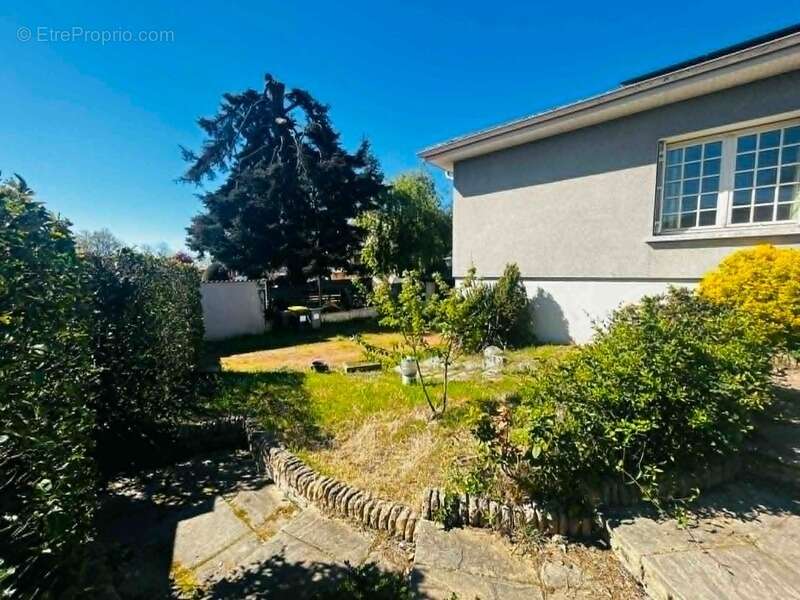 Maison 158 m², terrasse exposee sud, terrain clos de 593 m², 4 chambres, garage, cave, pompe a chaleur, panneaux solaires, charp - photo 6