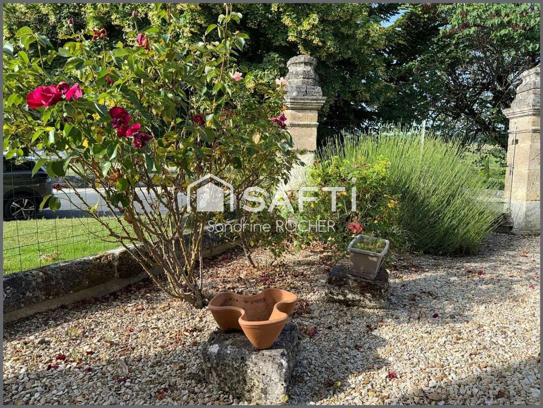 Maison 75 m² à Champagne-Et-Fontaine  - photo 2
