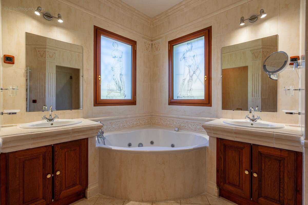 Villa contemporaine de prestige – Vue mer – Piscine chauffée & jacuzzi – Saint-Jean Grasse - photo 15