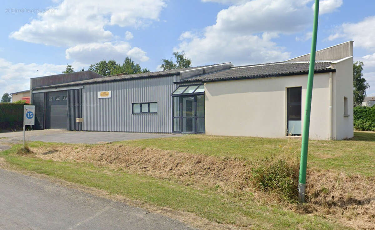 Commerce à MONTOURS