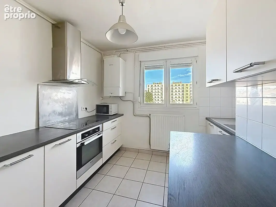 BOURGOIN-JALLIEU . Appartement T3 rénové avec balcon et cave. Proche gare, centre-ville et A43 - photo 3