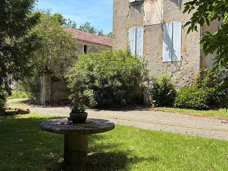 Gers(32), TRES BEAU CHATEAU DE FAMILLE 45HA avec dependances, un peu caché, en position dominante, une belle histoire - photo 48