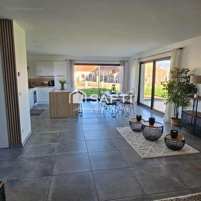 Photo 2 - Maison à CUSSET