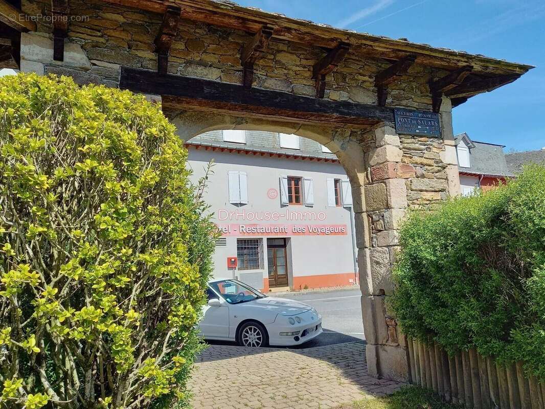 Commerce à PONT-DE-SALARS