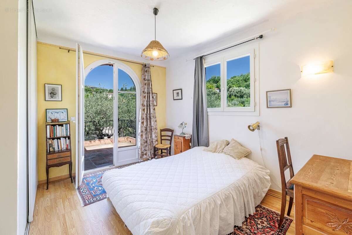Maison à CHATEAUNEUF-GRASSE