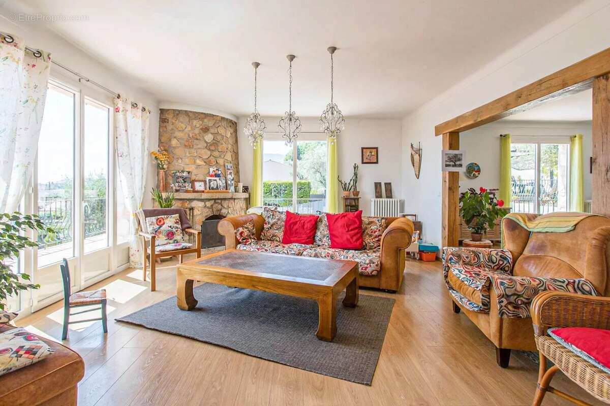 Maison à CHATEAUNEUF-GRASSE