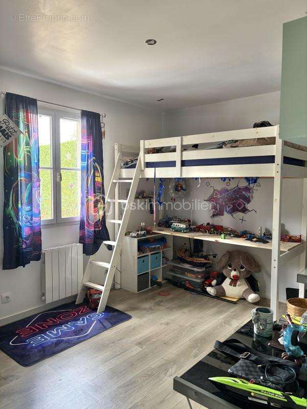 Très joli pavillon de plain-pied composé de ses 4 chambres, le tout sur son beau terrain plat ! - photo 9