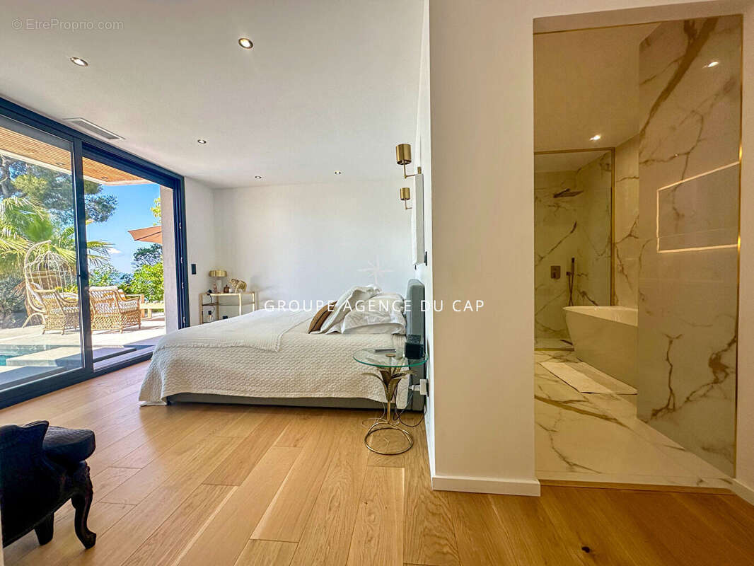 À vendre villa contemporaine de 350m² 8 pièces avec vue mer, à pied des plages et des commerces des issambres - photo 8