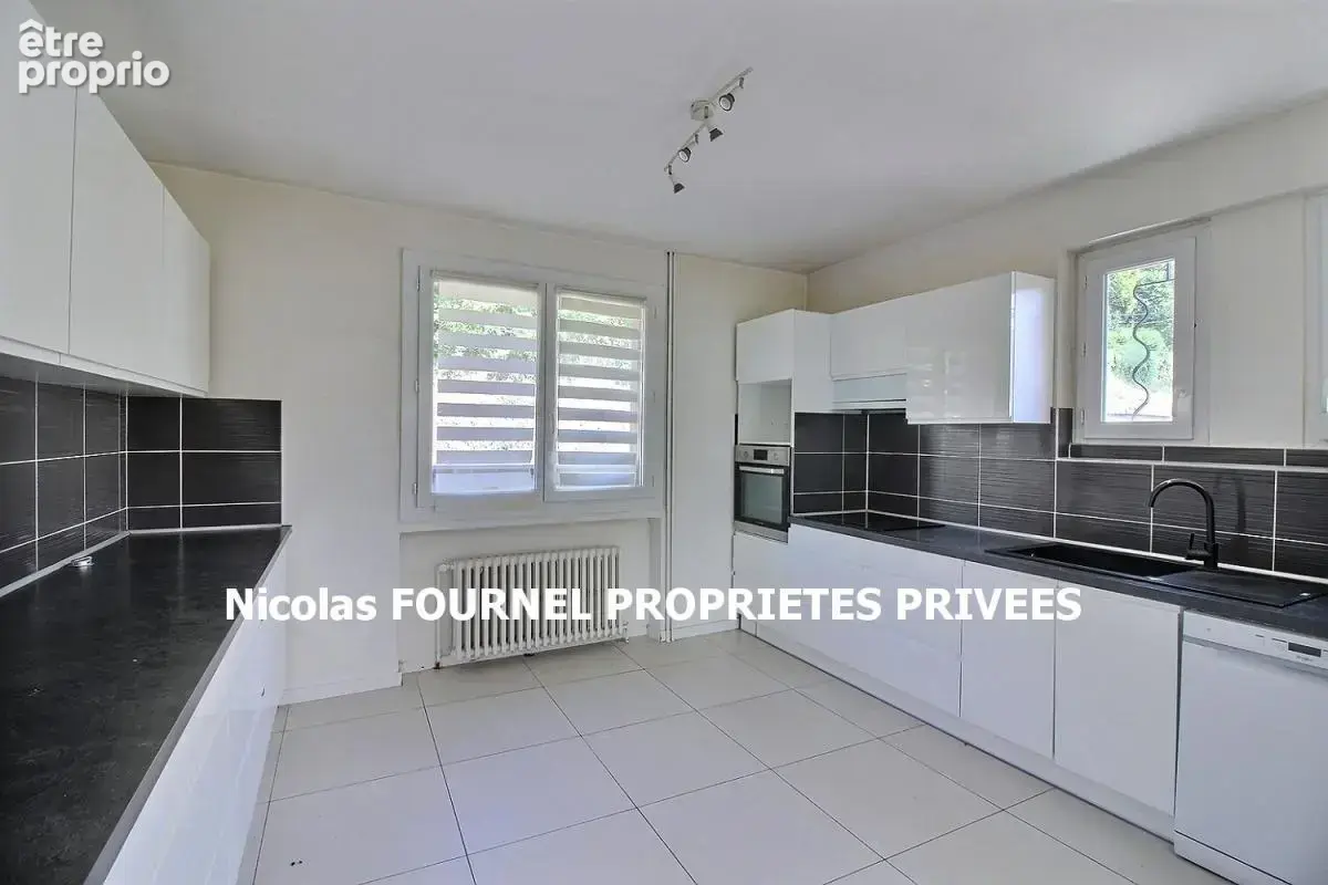 Maison Le Chambon Feugerolles 11 pièce(s) 231.86 m2 - photo 3