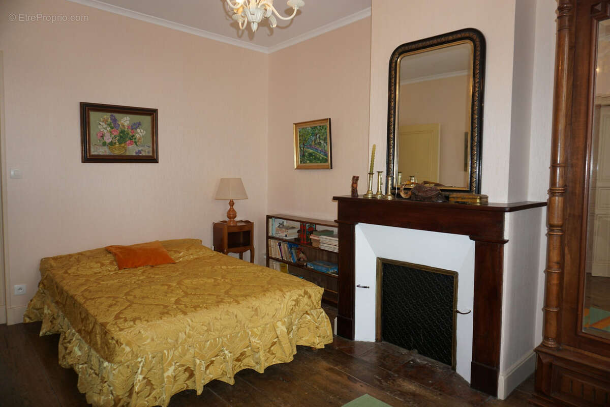 Maison à CASTELNAU-MONTRATIER