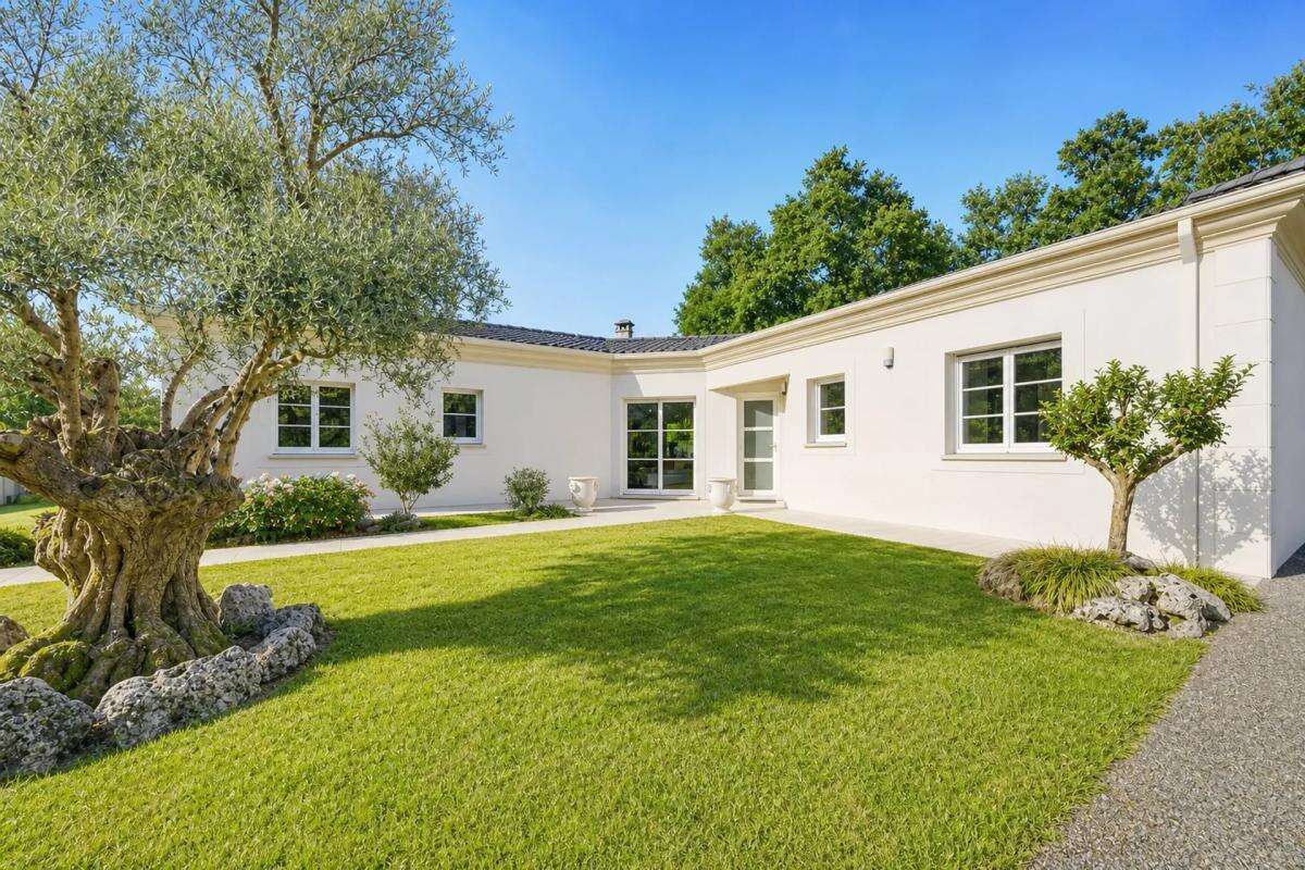 Maison louée 10 pièces 180 m² à Parempuyre - photo 16