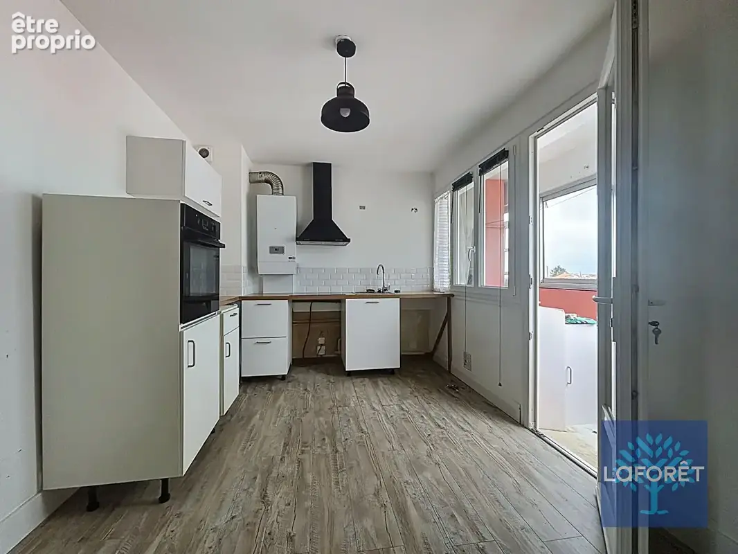 Appartement T4 propre avec double loggia, parking et cave ? Proche gare - photo 4