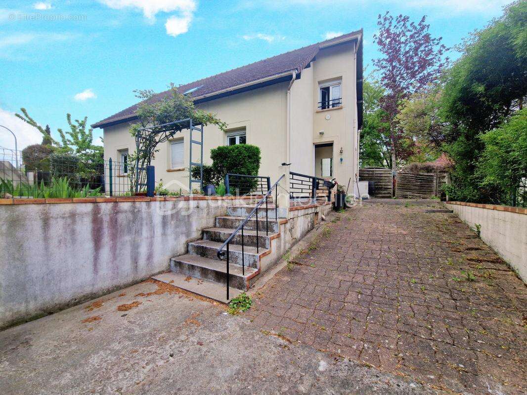 Maison à SAINT-GERMAIN-LES-ARPAJON