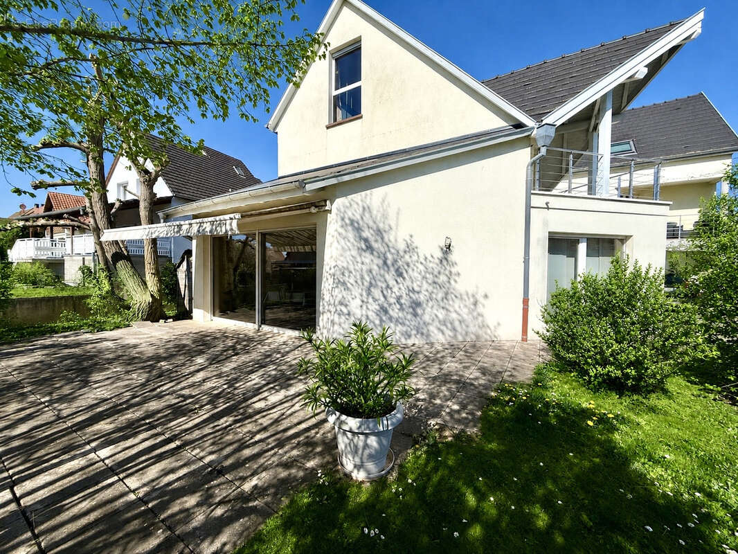 Berstett - L’esprit maison dans une petite copropriété   5 pièces de 141,63 m2 avec jardin, terrasse, garage - photo 2
