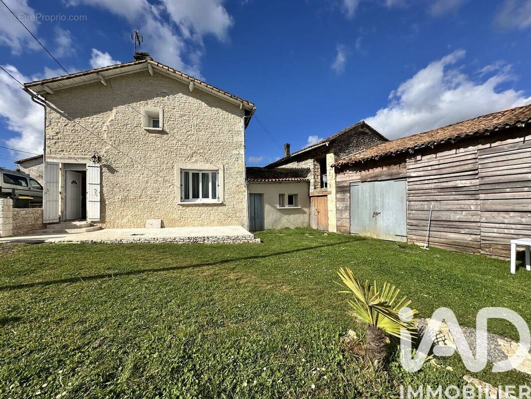 Photo 1 - Maison à LES ADJOTS