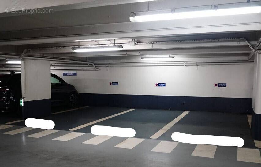 Parking à PARIS-2E