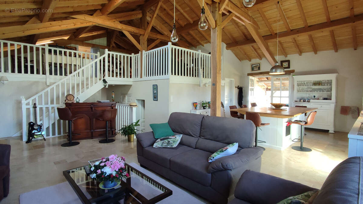 Maison à MONTAIGU-DE-QUERCY