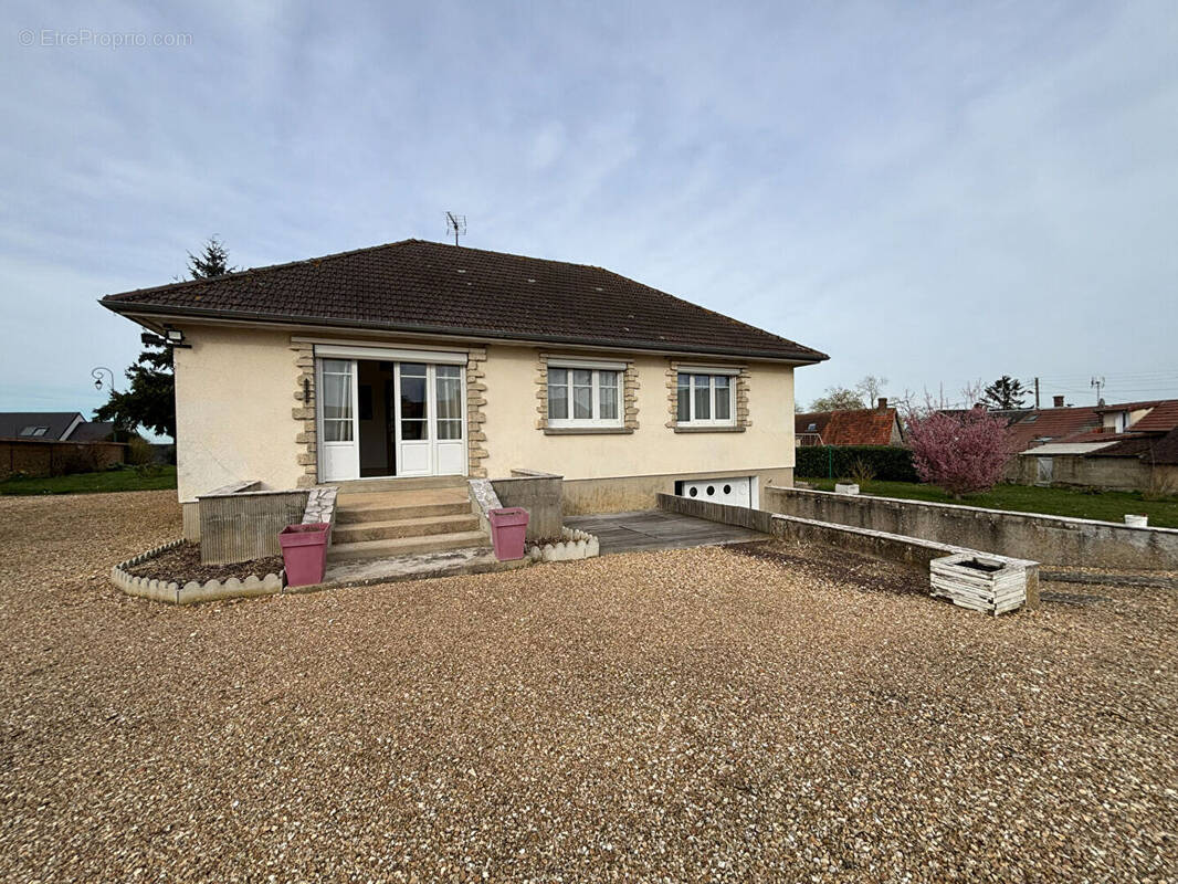 Maison à CHATEAUNEUF-EN-THYMERAIS