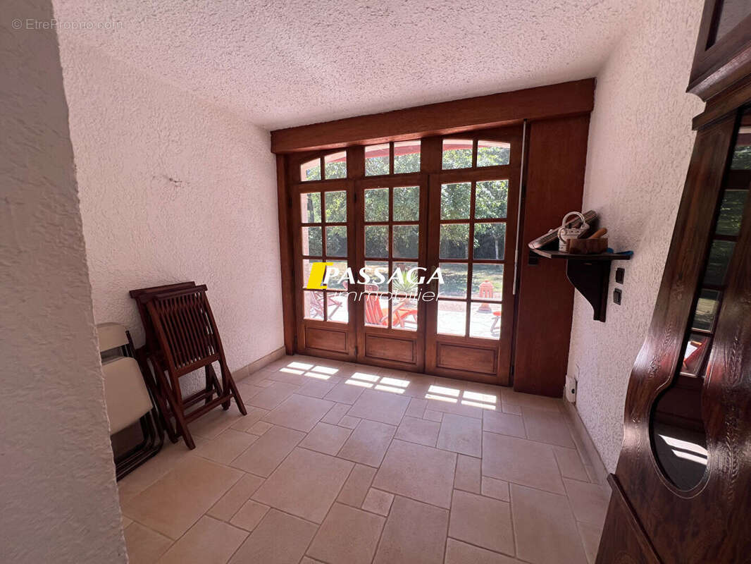 A VENDRE - Maison d'habitation avec parc arboré et piscine - LAISSAC - photo 8