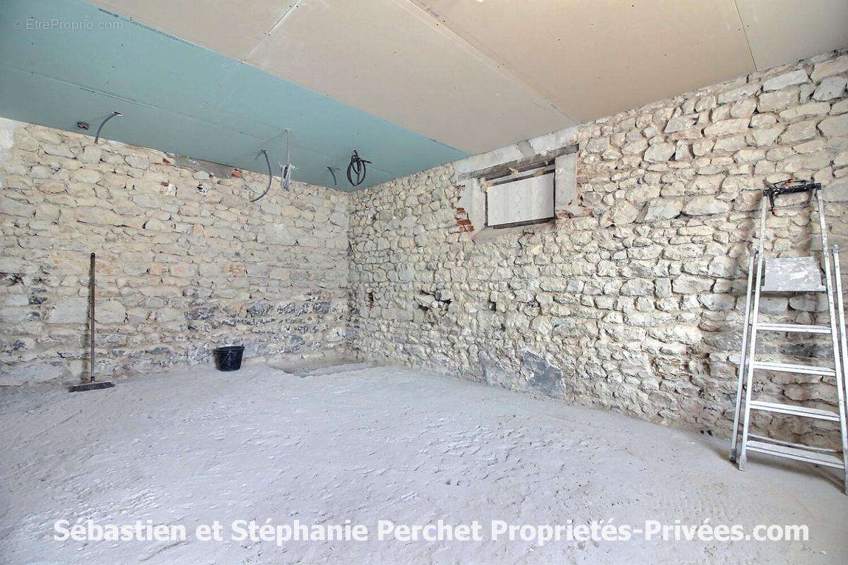 longère de charme en cours de rénovation -157 m² - 6 chambres -Terrain de 1 388 m² - Grand garage de 60 m² - Environnement calme - photo 7