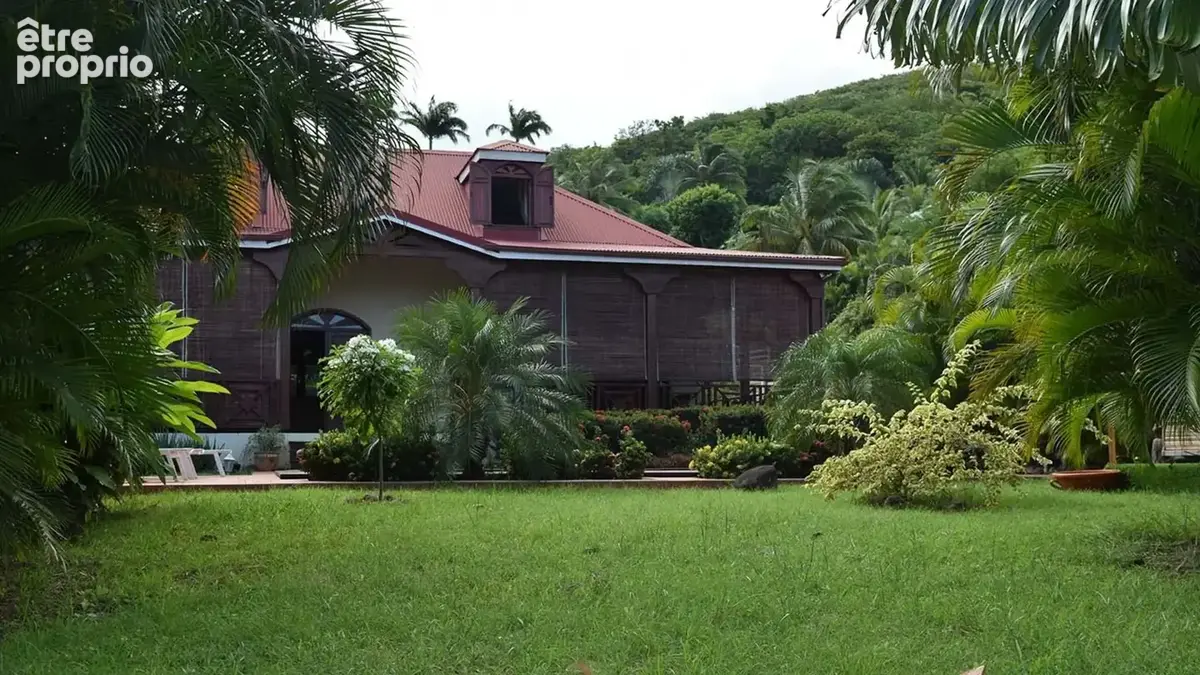 DESHAIES, Villa plage à pied, 2 bungalow, garage et piscine, sur 1 965 m² de terrain arboré - photo 28