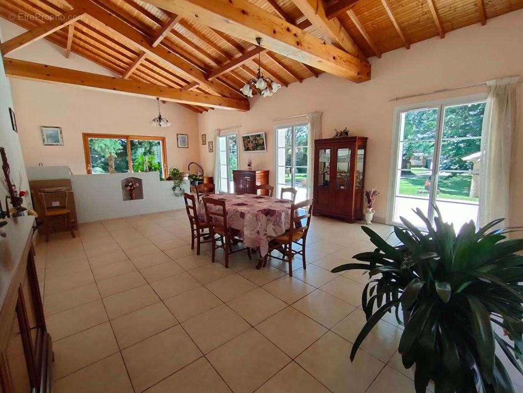 Maison à SAINT-MARTIN-DES-TILLEULS