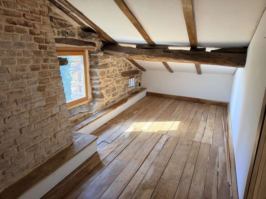 Maison à finir de rénover, située dans un cadre paisible - photo 4