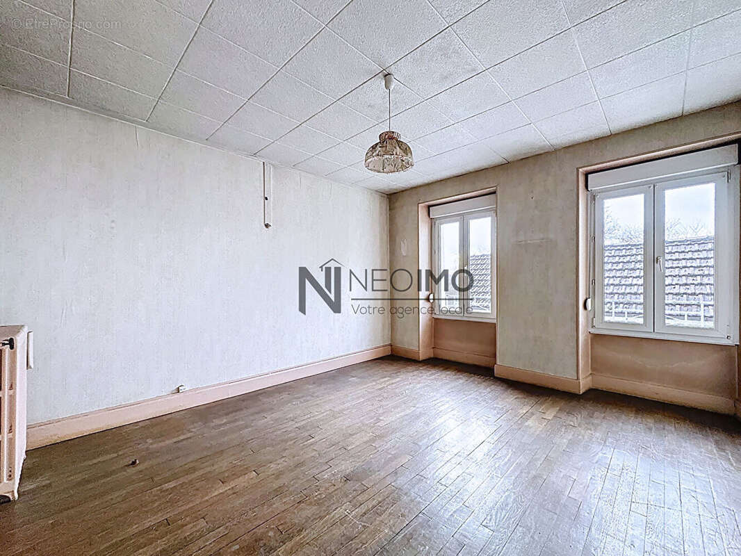 Maison à NEUFCHATEAU