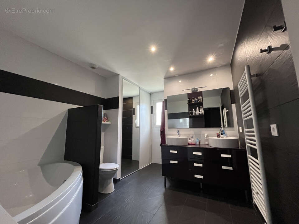 MAISON T5 de 118 M2 avec 1100 M2 de terrain (Normes RT 2012) - photo 8