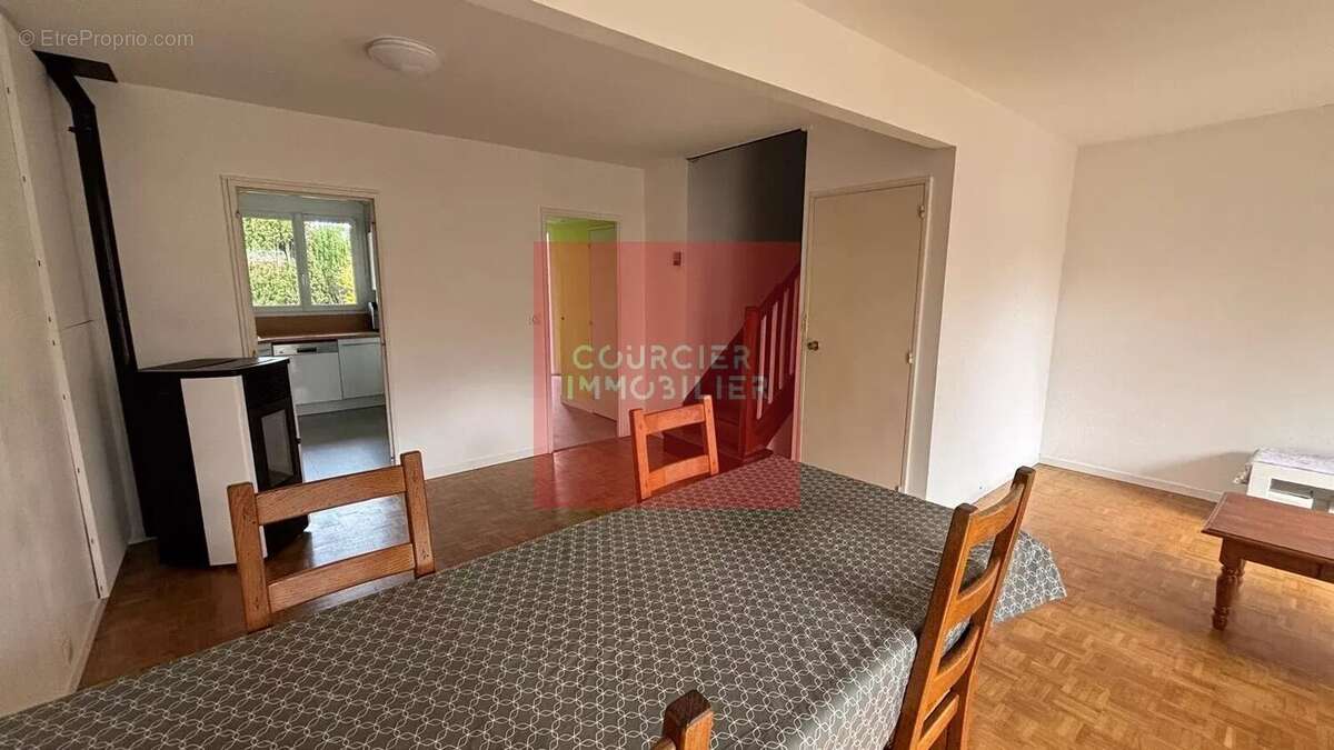 Maison à LE MESNIL-SAINT-DENIS