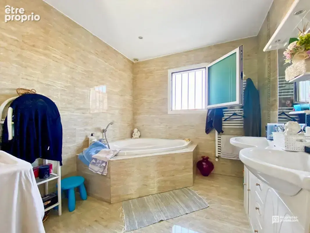 Maison familiale 150 m² - 4 chambres - Piscine - Garage - Ambarès - photo 9