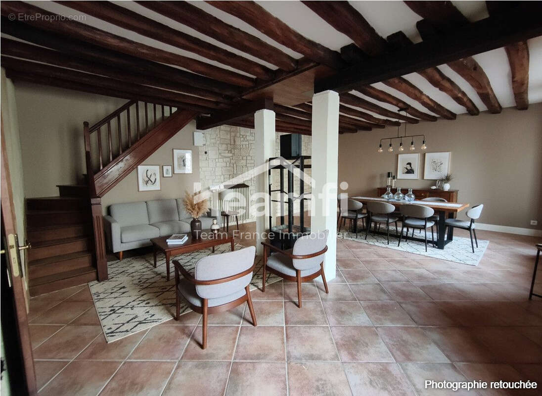 PHOTO RETOUCHÉE PAR L'IA - Maison à ISSOUDUN